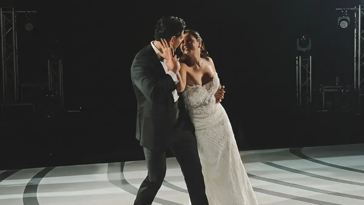 Primer baile de novios real en recepción de boda